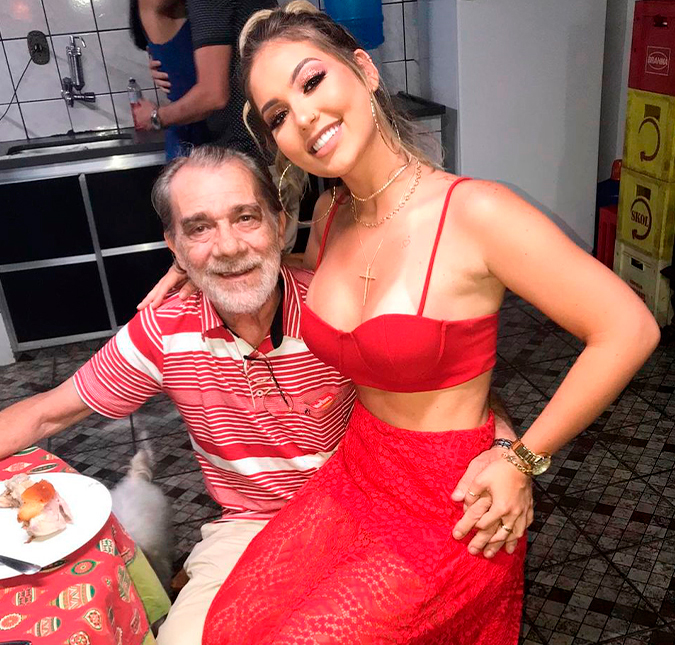Ainda no hospital, pai de Virginia Fonseca apresenta melhora no estado de saúde: <i>- Estão tirando a sedação</i>
