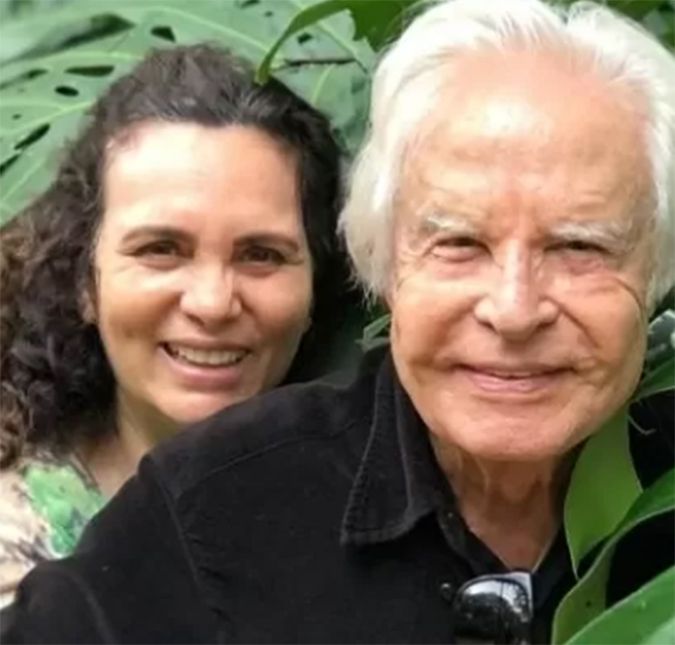 Foi então que a esposa do jornalista se defendeu mais uma vez: - Ele decide as coisas, ele escolhe o que vai vestir, o que vai comer. E, depois, Cid Moreira desabafou sobre polêmica com os filhos: - Fico até constrangido com isso. Não vou dizer que está tudo bem. Eita atrás de eita, né? Foi então que a esposa do jornalista se defendeu mais uma vez: - Ele decide as coisas, ele escolhe o que vai vestir, o que vai comer. E, depois, Cid Moreira desabafou sobre polêmica com os filhos: - Fico até constrangido com isso. Não vou dizer que está tudo bem. Eita atrás de eita, né?