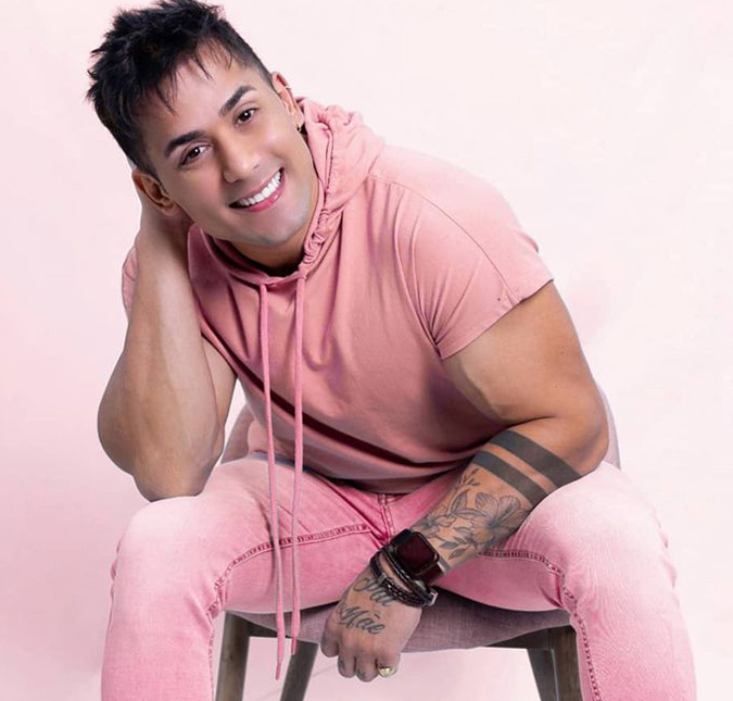 Tiago volta a falar sobre aumento peniano e revela perrengue ao ser parado em blitz: <i>- O cara pegou aqui em mim</i>