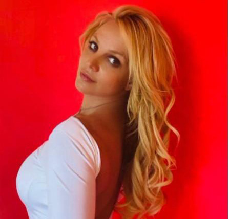 Animada, Britney Spears comemora ao ganhar primeiro <i>Ipad</i>: <i>Minha vida está mudando</i>