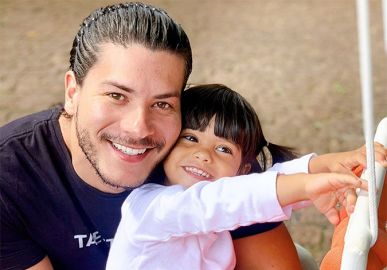 Arthur Aguiar ganha presente especial de Mayra Cardi e Sophia, sua filha: <I>Adorei o que vocês prepararam</I>