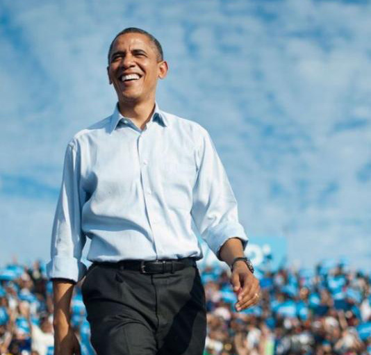 Barack Obama comemora aniversário de 60 anos de idade dançando a noite toda