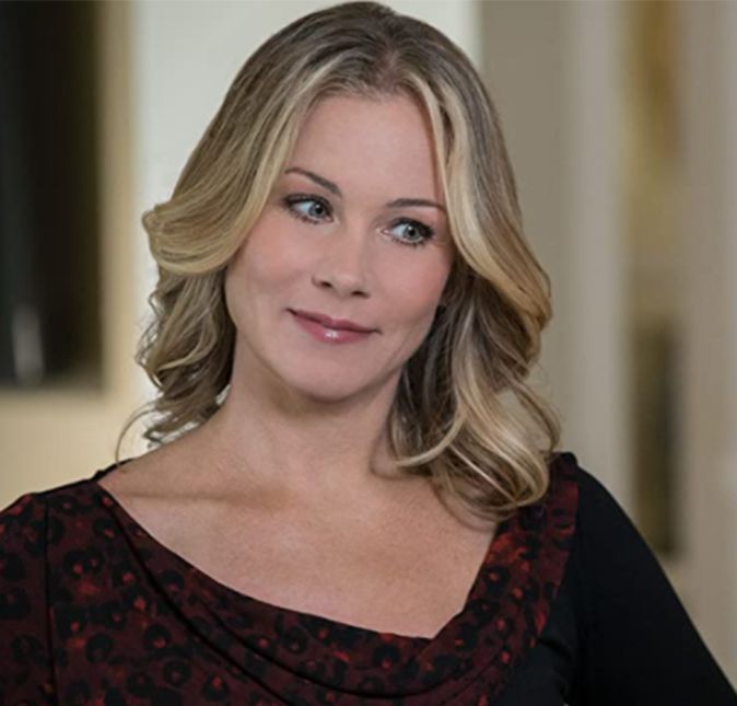 A atriz Christina Applegate revelou em 10 de agosto o diagnóstico de esclerose múltipla em uma série de publicações feitas nas redes sociais. Famosa pela série Um Amor de Família e pelo reboot de Férias Frustradas, a estrela desabafou: Oi amigos. Há alguns meses fui diagnosticada com esclerose múltipla. Foi uma jornada estranha. Mas tenho sido tão apoiada por pessoas que conheço que também têm essa condição. Tem sido uma estrada difícil. Mas, como todos sabemos, a estrada continua. A menos que algum idiota bloqueie. Como uma das minhas amigas que tem esclerose múltipla disse: Acordamos e tomamos a ação indicada. E é isso que eu faço. Então agora eu peço privacidade. Enquanto eu passo por isso. Obrigado xo. Lembrando que a esclerose múltipla é uma doença autoimune que afeta o sistema nervoso, atingindo o cérebro, os nervos ópticos e a medula espinhal.