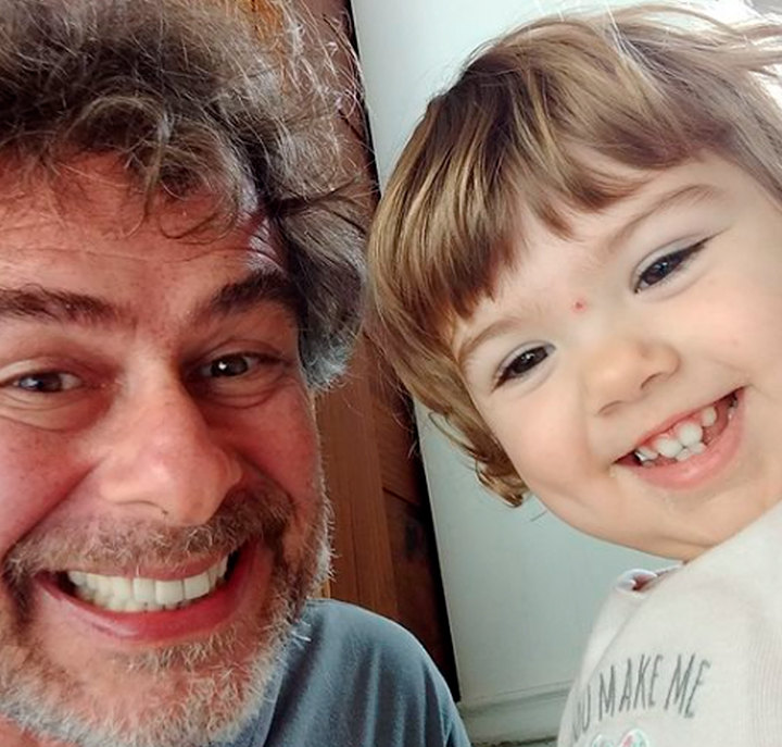 João Vitti ensina Clara Maria a apagar as velinhas e derrete a <i>web</i>; veja!
