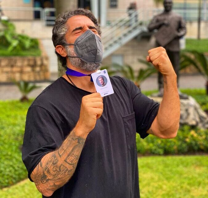 Primeiro dia na firma! Marcos Mion se emociona ao colocar crachá da <i>TV Globo</i>; saiba mais!