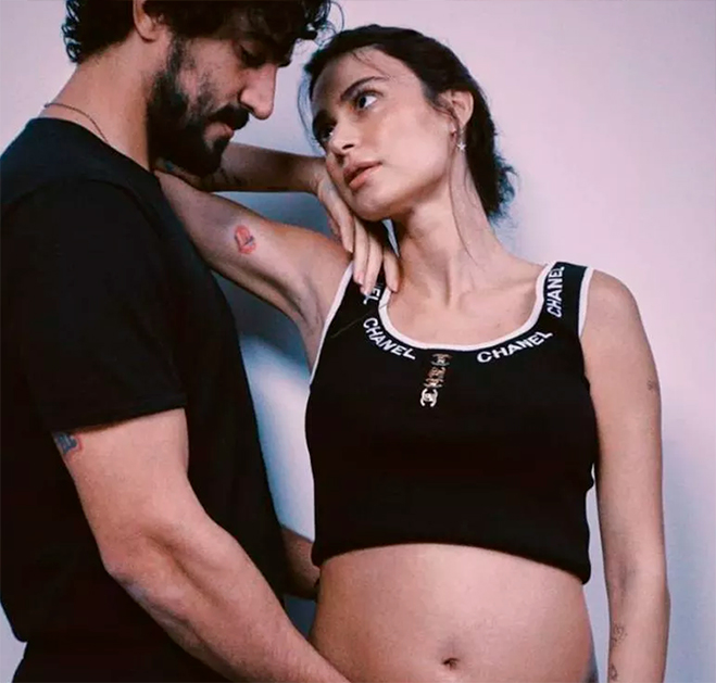 Após anúncio de gravidez, Renato Góes aparece acariciando barriga de Thaila Ayala