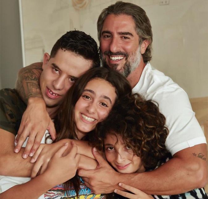 Como você já deve ter visto, Marcos Mion mostrou toda a sua empolgação por estar na Rede Globo realizando o seu grande sonho. E é claro que seus três filhos estariam ao seu lado nesse momento especial, não é? Em entrevista ao programa Fantástico, Suzana Gullo, esposa do apresentador, falou sobre o apego de Mion às crianças: - Ele sempre foi aquele pai muito ativo e muito presente, declarou. Na mesma reportagem, o artista fez questão de exaltar o primogênito, Romeo, que cada vez mais encanta os fãs de Mion nas redes sociais: - Deus me presenteou com o Romeu, meu filho mais velho, que faz parte do espectro autista. E essa é a nossa causa, ser porta-voz do meu filho e dos mais de dois milhões de autistas que existem no nosso país. Lindo, não é?