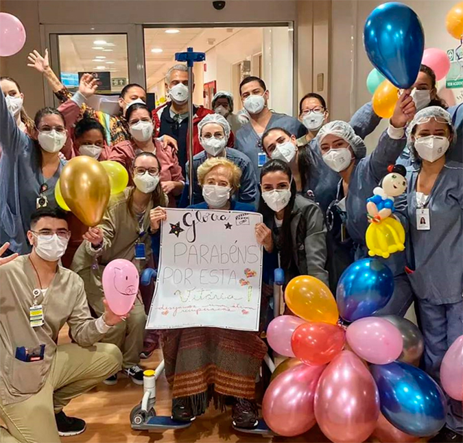 Glória Menezes deixa hospital com homenagem de funcionários: <i>Hoje é dia de glória</i>