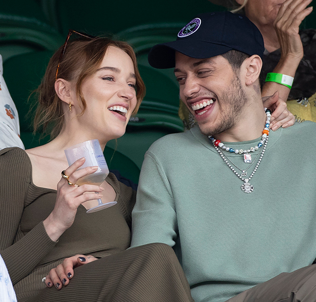Atriz de <i>Bridgerton</i> e Pete Davidson terminam namoro