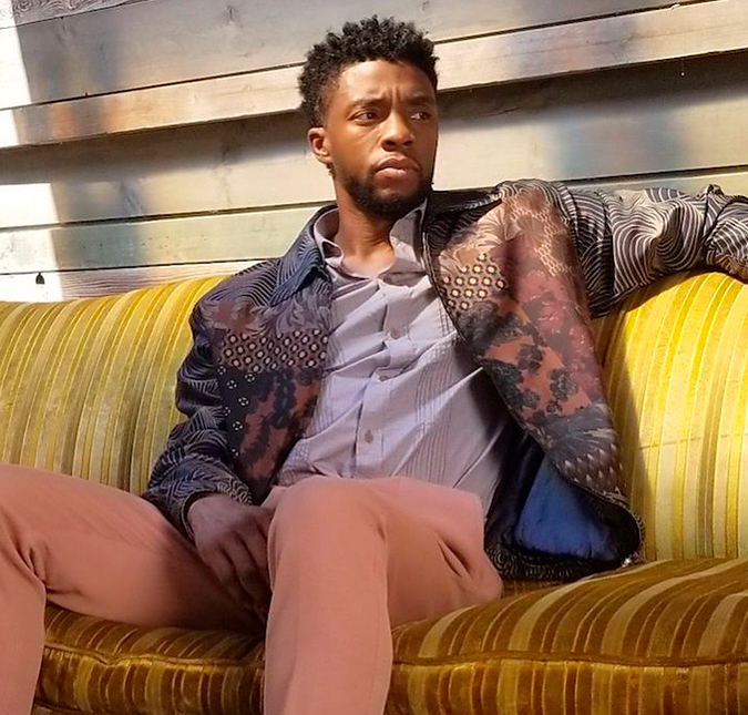 Um ano após morte, Chadwick Boseman emociona fãs com participação em série: <i>Que homenagem perfeita</i>