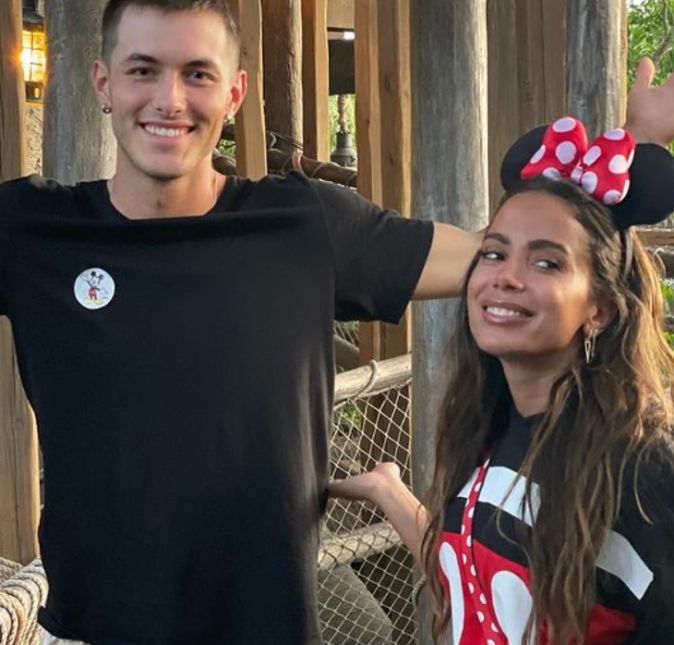 O jovem de 22 anos de idade chamado Griffin Johnson também foi apontado como interesse amoroso de Anitta. Segundo fontes do Extra, os dois posaram para algumas fotos juntos enquanto a cantora se divertia com os amigos e a mãe nos parques da Disney, nos Estados Unidos. Griffin é americano, mora em Miami, onde coincidentemente a funkeira também mora atualmente.