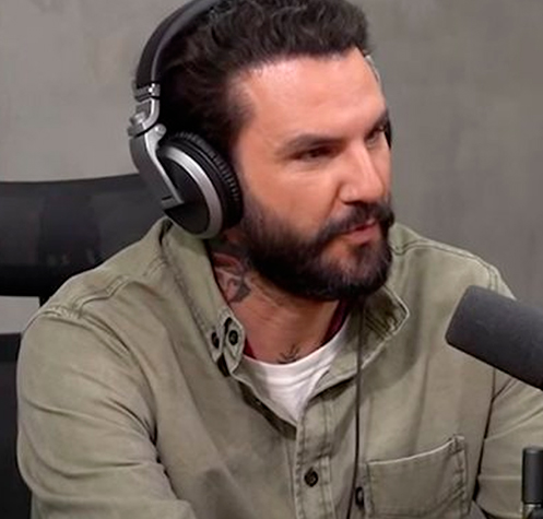 Ex-<i>BBB</i> Wagner Santiago revela que faturamento dobrou após vídeo de beijo grego vazar