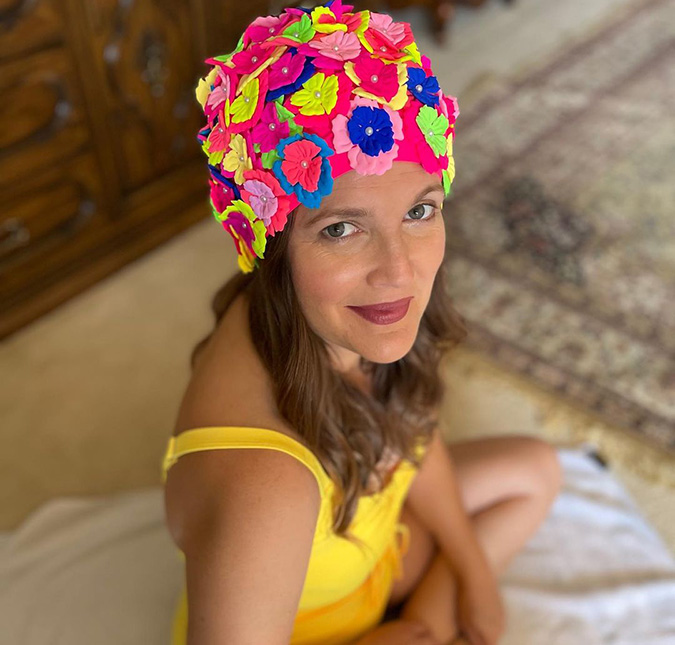 Após perder nove quilos, Drew Barrymore compartilha foto de maiô amarelo