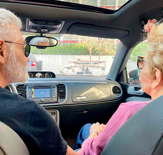 Nora de Glória Menezes posta foto da atriz com Tarcísio Filho e conta: <i>A família está unida</i>