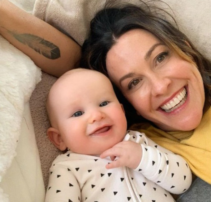 Mãe de três, Alanis Morissette revela que teve depressão pós-parto: - <i>Com cada bebê ficou progressivamente pior</i>