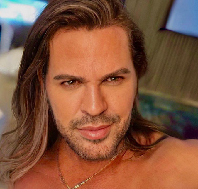 Eduardo Costa grava elogio da namorada enquanto faz a sobrancelha
