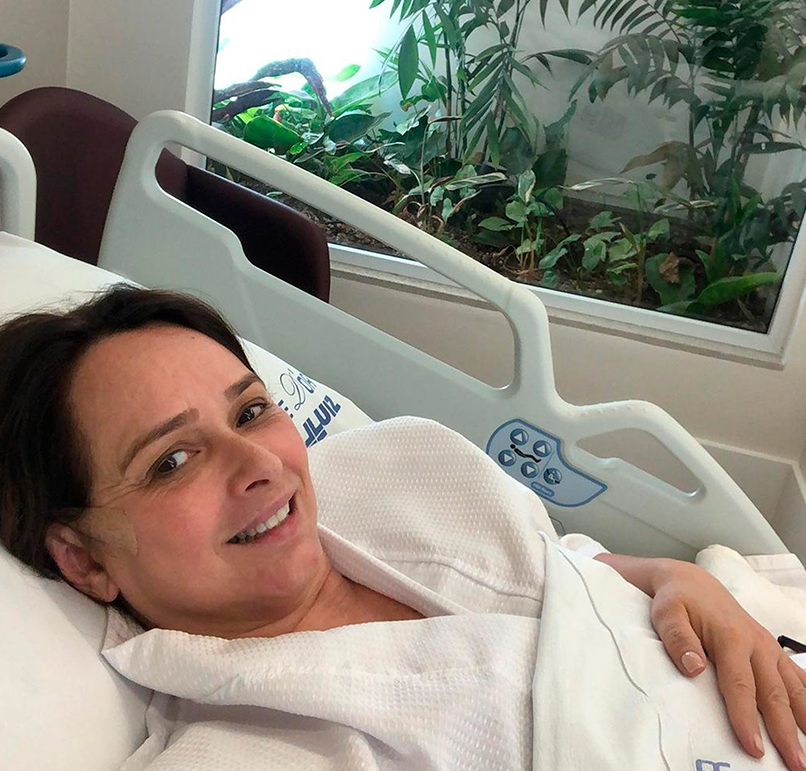 Myrian Rios tem alta hospitalar após cirurgia na cabeça