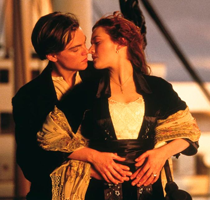 No dia 15 de abril de 1912, um dos maiores acidentes de navio ganhou as manchetes: o RMS Titanic colidiu com um iceberg e afundou matando milhares pessoas. Mais tarde, em 1997, a história ganhou uma versão cinematográfica dirigida por James Cameron, cineasta canadense. A produção é uma história de ficção do naufrágio real do navio dbritânico operado pela White Star Line e construído pelos estaleiros da Harland and Wolff, em Belfast. O Titanic foi pensado para ser o navio mais luxuoso e seguro de sua época, gerando lendas que era supostamente inafundável. A embarcação partiu em sua viagem inaugural do Reino Unido com destino ao Estados Unidos, em 10 de abril de 1912. Entretanto, ele naufragou na madrugada do dia seguinte, com mais de 1.500 pessoas a bordo, tornando-se um dos maiores desastres marítimos em tempos de paz de toda a história. Até hoje, o filme segue sendo um mais famosos do mundo. Além do mais, quem não se apaixonaria pelo inesquecível Jack e não gostaria de um amor que nem o dele e de Rose, interpretados respectivamente por Leonardo DiCaprio e Kate Winslet, não é mesmo? Conheça algumas curiosidades do longa! No dia 15 de abril de 1912, um dos maiores acidentes de navio ganhou as manchetes: o RMS Titanic colidiu com um iceberg e afundou matando milhares pessoas. Mais tarde, em 1997, a história ganhou uma versão cinematográfica dirigida por James Cameron, cineasta canadense. A produção é uma história de ficção do naufrágio real do navio dbritânico operado pela White Star Line e construído pelos estaleiros da Harland and Wolff, em Belfast. O Titanic foi pensado para ser o navio mais luxuoso e seguro de sua época, gerando lendas que era supostamente inafundável. A embarcação partiu em sua viagem inaugural do Reino Unido com destino ao Estados Unidos, em 10 de abril de 1912. Entretanto, ele naufragou na madrugada do dia seguinte, com mais de 1.500 pessoas a bordo, tornando-se um dos maiores desastres marítimos em tempos de paz de toda a história. Até hoje, o filme segue sendo um mais famosos do mundo. Além do mais, quem não se apaixonaria pelo inesquecível Jack e não gostaria de um amor que nem o dele e de Rose, interpretados respectivamente por Leonardo DiCaprio e Kate Winslet, não é mesmo? Conheça algumas curiosidades do longa!