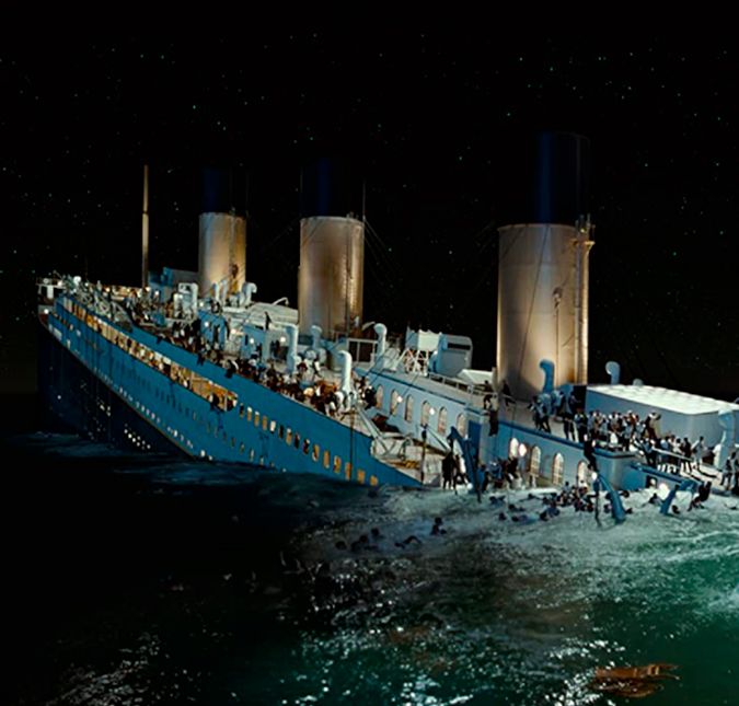 As cenas do navio afundando foram rodadas em uma tomada só, e foram utilizados mais de 120 mil litros de água. Para tornar a história o mais real possível, Cameron decidiu fazer com que a cena do acidente durasse exatamente o mesmo tempo que a colisão do navio com o iceberg aconteceu de verdade: 37 segundos. As cenas do navio afundando foram rodadas em uma tomada só, e foram utilizados mais de 120 mil litros de água. Para tornar a história o mais real possível, Cameron decidiu fazer com que a cena do acidente durasse exatamente o mesmo tempo que a colisão do navio com o iceberg aconteceu de verdade: 37 segundos.