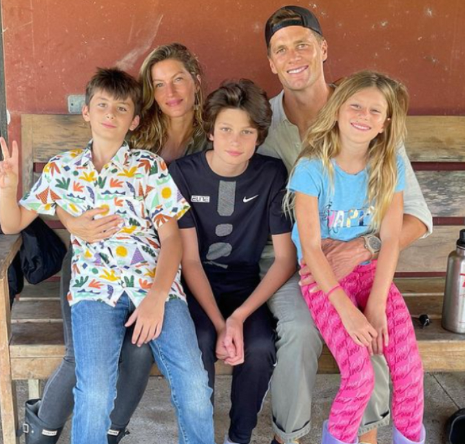 Gisele Bündchen posa ao lado dos filhos e semelhança com a caçula chama a atenção