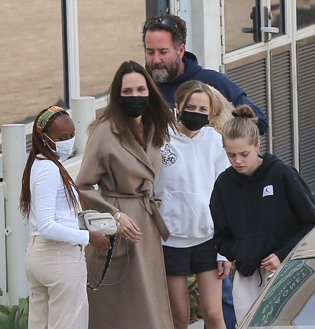 Angelina Jolie é clicada ao lado dos filhos ao sair de um hospital na Califórnia; entenda!