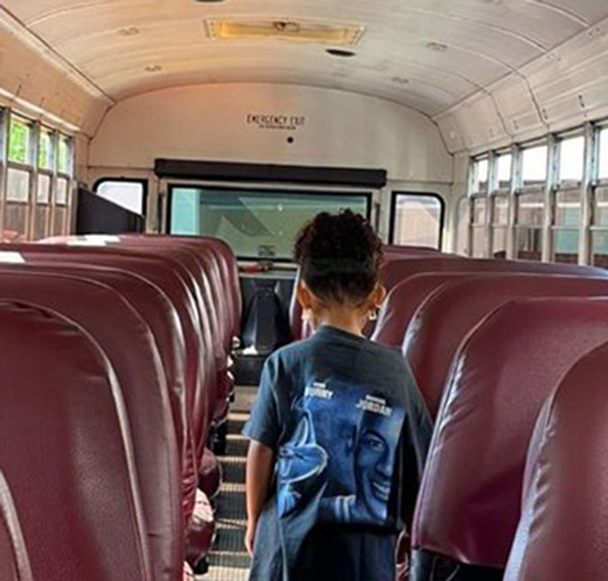 Filha de Kylie Jenner ganha passeio exclusivo em ônibus escolar