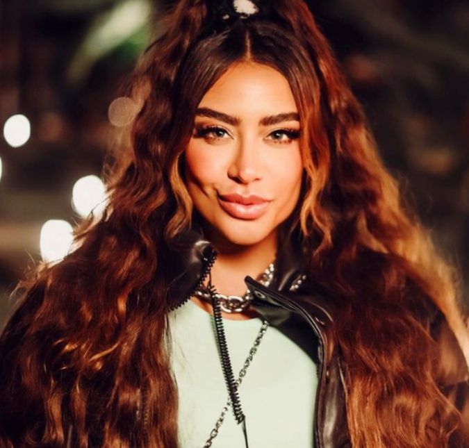 Ao comparecer no evento de lançamento da nova coleção de joias de Andrea Bogosian, Rafa chamou a atenção por aparecer com uma cinturinha bem fina, além do nariz mais arrebitado e um bocão daqueles. Com o clique, muitas pessoas acusaram a influenciadora de ter exagerado no Photoshop, e não faltaram críticas e advertências nos comentários feitos na internet: Ela tem problemas sérios com distorção de imagem, apontou uma internauta. Só queria ver ela de verdade, sem filtros e Photoshop, refletiu outra. Eu acho ela liiinda demais. É uma pena. Tomara que ela que caia em si e perceba que ela não precisa disso., apontou uma última. Ao comparecer no evento de lançamento da nova coleção de joias de Andrea Bogosian, Rafa chamou a atenção por aparecer com uma cinturinha bem fina, além do nariz mais arrebitado e um bocão daqueles. Com o clique, muitas pessoas acusaram a influenciadora de ter exagerado no Photoshop, e não faltaram críticas e advertências nos comentários feitos na internet: Ela tem problemas sérios com distorção de imagem, apontou uma internauta. Só queria ver ela de verdade, sem filtros e Photoshop, refletiu outra. Eu acho ela liiinda demais. É uma pena. Tomara que ela que caia em si e perceba que ela não precisa disso., apontou uma última.