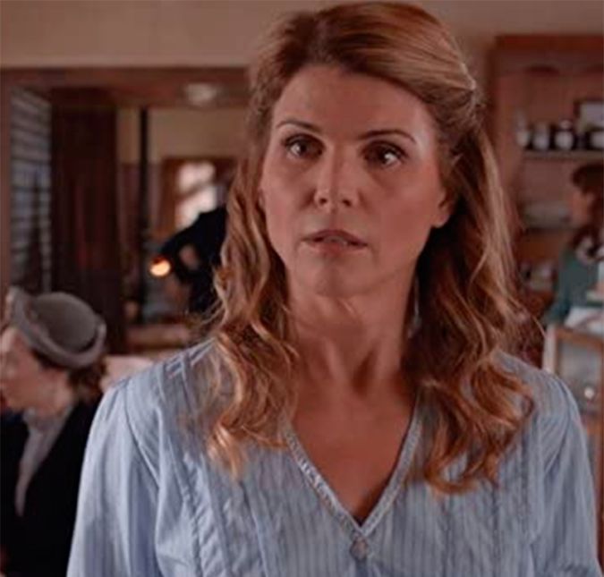 Lori Loughlin, de Quando Chama o Coração e Fuller House, se declarou culpada, em agosto de 2020, em um escândalo de fraude e lavagem de dinheiro, no qual ela teria pago cerca de 500 mil dólares, aproximadamente três milhões de reais, para que suas filhas entrassem na faculdade. A atriz chegou a pedir desculpa e dizer que tomou uma decisão horrível. Assim, Loghlin foi condenada a dois meses de prisão, além de pagar uma multa de 150 mil dólares, aproximadamente 860 mil reais, e passar dois anos em liberdade condicional e realizar 100 horas de serviço comunitário. Ela permaneceu dois meses meses presa e foi solta, mas ainda terá que cumprir dois anos de liberdade supervisionada e realizar 250 horas de serviço comunitário, segundo informações do TMZ. Lori Loughlin, de Quando Chama o Coração e Fuller House, se declarou culpada, em agosto de 2020, em um escândalo de fraude e lavagem de dinheiro, no qual ela teria pago cerca de 500 mil dólares, aproximadamente três milhões de reais, para que suas filhas entrassem na faculdade. A atriz chegou a pedir desculpa e dizer que tomou uma decisão horrível. Assim, Loghlin foi condenada a dois meses de prisão, além de pagar uma multa de 150 mil dólares, aproximadamente 860 mil reais, e passar dois anos em liberdade condicional e realizar 100 horas de serviço comunitário. Ela permaneceu dois meses meses presa e foi solta, mas ainda terá que cumprir dois anos de liberdade supervisionada e realizar 250 horas de serviço comunitário, segundo informações do TMZ.