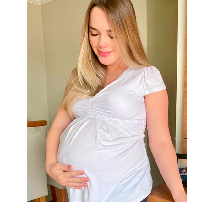 Grávida, Thaeme Mariôto bate barriga em caixa e vai ao hospital: - <i>Susto foi grande</i>