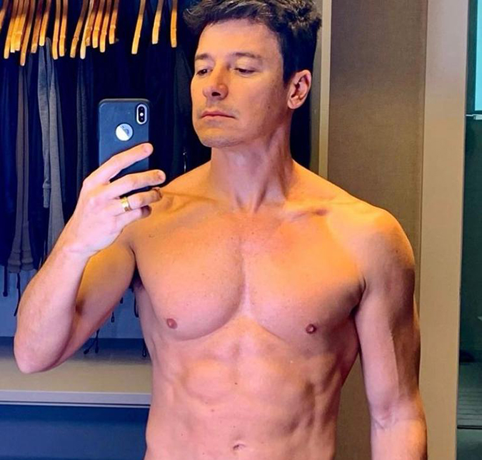 Rodrigo Faro posta foto mostrando tanquinho e escreve na legenda: <i>Pai está on</i>