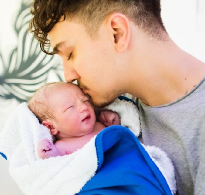 Nikki, filho de Christian Figueiredo e Zoo, nasce e já aparece mostrando a língua em fotos