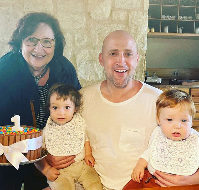 Mãe de Paulo Gustavo, Déa Lúcia admite ver nos netos a imagem do filho em foto publicada por Regina Casé: <i>Meu filho vive no sorriso deles</i>