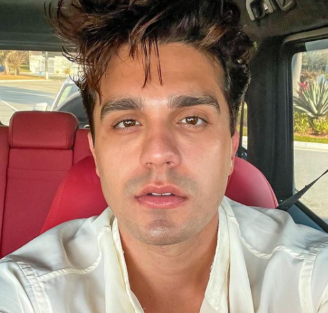Luan Santana é visto passeando com modelo