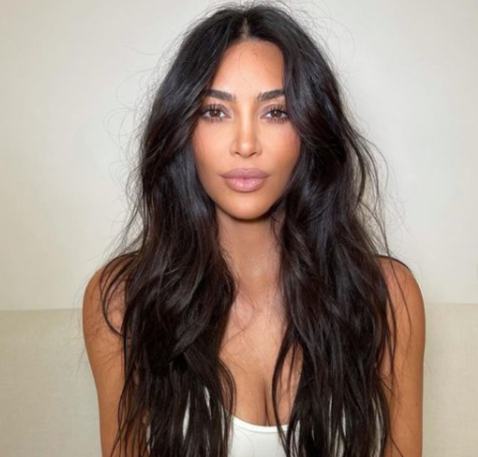 Kim Kardashian aparece toda trabalhada no couro e fãs ficam chocados
