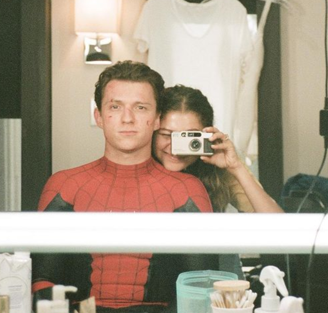 Tom Holland compartilha foto ao lado de Zendaya e fãs ficam esperançosos