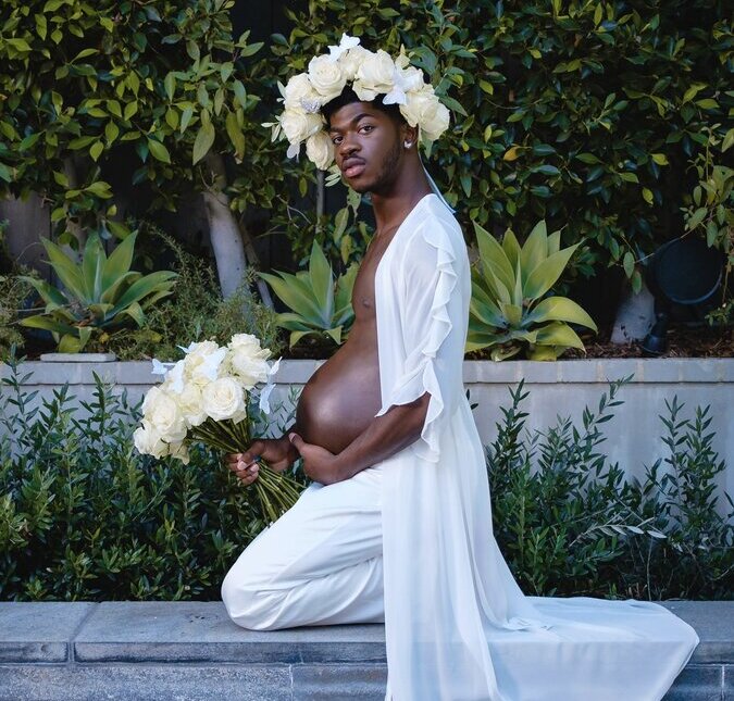 Lil Nas X aparece <i>grávido</i> para divulgar novo álbum e brinca: <i>Meu pequeno pacote de alegria</i>