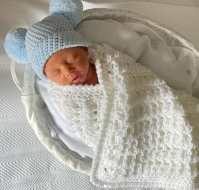 Perrie Edwards compartilha foto do filho recém-nascido, Axel