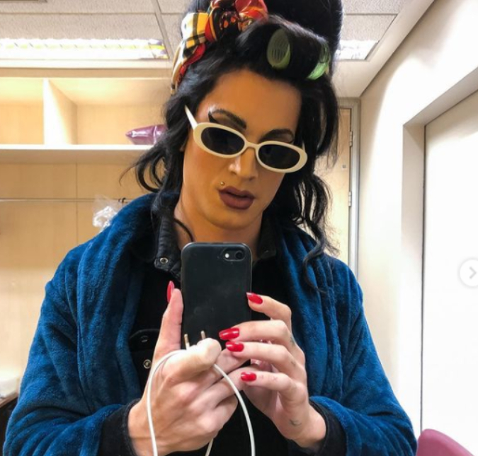 Fiuk aparece caracterizado de Amy Winehouse, mas é comparado com Cleo