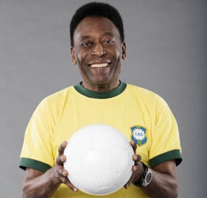 Mostrando melhoras, Pelé aparece cantando em vídeo