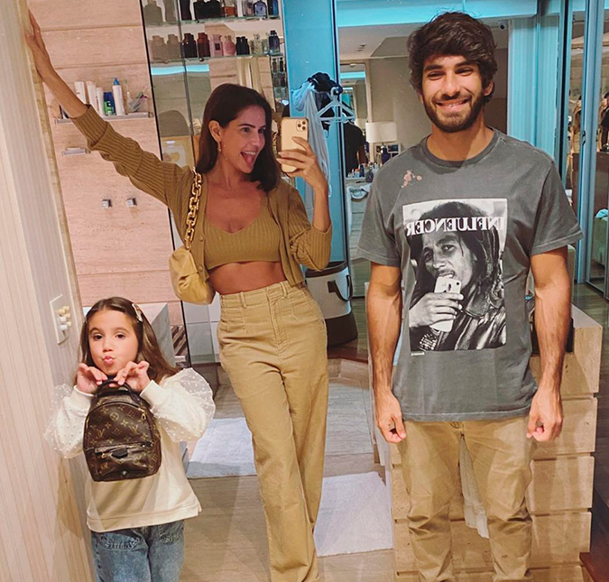 Aos cinco anos de idade, filha de Deborah Secco posa com bolsa de 12 mil reais