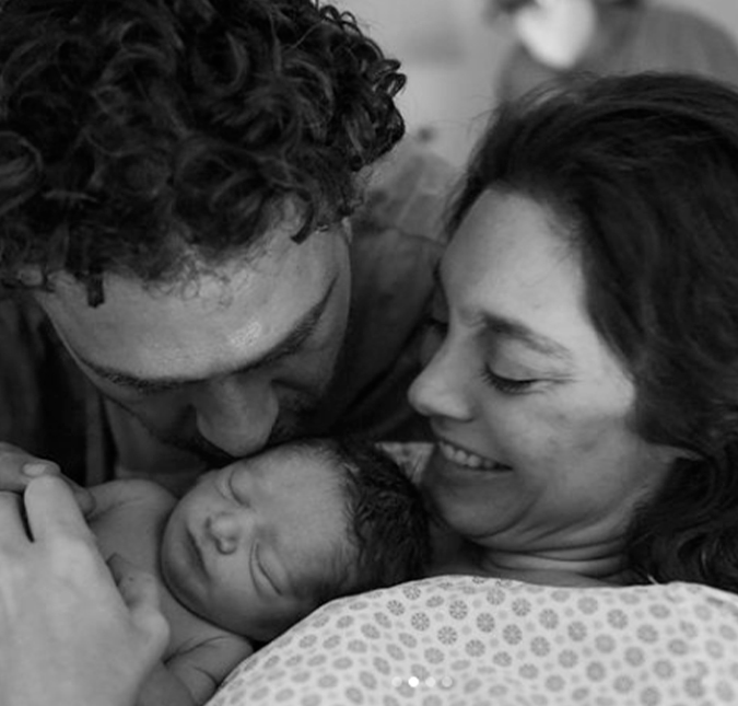 Atriz de <i>Gênesis</i> anuncia o nascimento do filho: <i>Martim chegou</i>