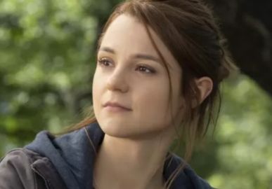 Kathryn Prescott é atropelada por caminhão e está em estado grave