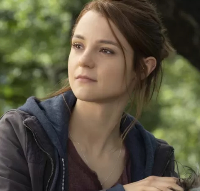 Kathryn Prescott é atropelada por caminhão e está em estado grave