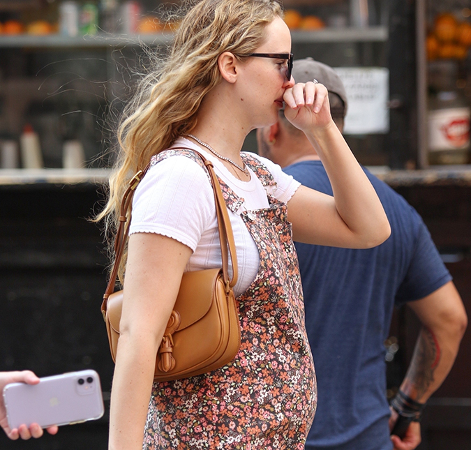 Jennifer Lawrence é clicada exibindo, pela primeira vez, barriga de grávida