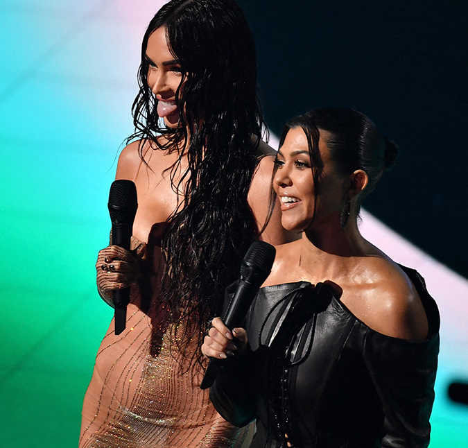 Kourtney Kardashian e Megan Fox levantam suspeitas de gravidez dupla no <i>VMA 21</i>