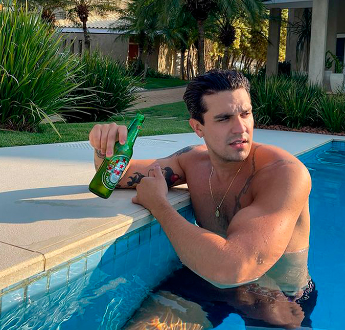 Luan Santana chama atenção ao posar sem camisa e exibir músculos: <i>Está monstrão</i>