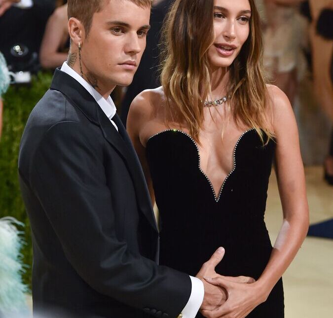 Justin Bieber posa com a mão na barriga de Hailey Bieber e levanta suspeita de gravidez