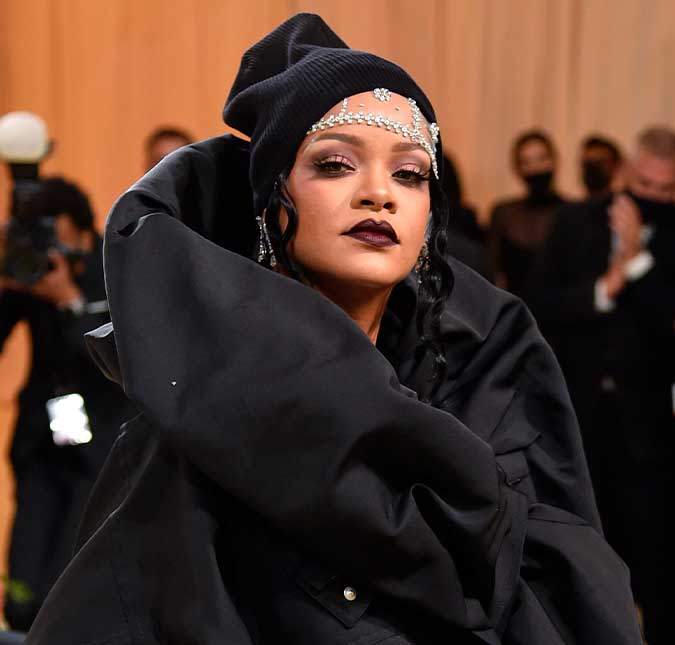 Fotógrafos brigam para registrar Rihanna no <i>MET Gala 21</i>; confira!