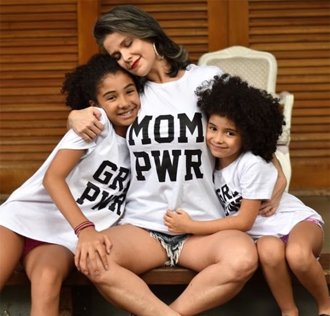 Samara Felippo sempre faz desabafos importantes e propõe reflexões necessárias nas redes sociais. Certa vez, ela contou no Instagram sofre o preconceito sofrido pela filha caçula: - A Lara veio me relatando que um amiguinho dela chamou ela de negrinha chata: Ah, sua negrinha chata. Só que ela veio me contar isso, sei lá, uma semana depois do ocorrido. E aí, me deu uma taquicardia momentânea e eu falei: Filha, está tudo bem? Como é que você recebeu isso? Você precisa falar para a professora na hora. Porque o menino branco lá que falou não pode repetir isso. Ele tem que aprender que isso é crime... Eu falei: Fala para ele que se ele não pagar, os pais dele vão pagar. Eu mandei um e-mail e falei: Aconteceu isso, isso e isso e eu quero saber se vocês vão falar com os pais. Eu estava até discutindo isso com o meu companheiro: Como é que a gente vai começar a ter uma resposta positiva da sociedade se esse menino branco chega na escola, que se diz inclusiva, antirracista, mas em casa os pais são imbecis, e ele vai repetir os que os pais estão falando. E crianças como a minha filha e tantas crianças pretas que deixam de ir para a escola e são feridas na primeira infância, atravessadas pelo racismo. Uma situação que nem deveria mais existir, não é? Samara Felippo sempre faz desabafos importantes e propõe reflexões necessárias nas redes sociais. Certa vez, ela contou no Instagram sofre o preconceito sofrido pela filha caçula: - A Lara veio me relatando que um amiguinho dela chamou ela de negrinha chata: Ah, sua negrinha chata. Só que ela veio me contar isso, sei lá, uma semana depois do ocorrido. E aí, me deu uma taquicardia momentânea e eu falei: Filha, está tudo bem? Como é que você recebeu isso? Você precisa falar para a professora na hora. Porque o menino branco lá que falou não pode repetir isso. Ele tem que aprender que isso é crime... Eu falei: Fala para ele que se ele não pagar, os pais dele vão pagar. Eu mandei um e-mail e falei: Aconteceu isso, isso e isso e eu quero saber se vocês vão falar com os pais. Eu estava até discutindo isso com o meu companheiro: Como é que a gente vai começar a ter uma resposta positiva da sociedade se esse menino branco chega na escola, que se diz inclusiva, antirracista, mas em casa os pais são imbecis, e ele vai repetir os que os pais estão falando. E crianças como a minha filha e tantas crianças pretas que deixam de ir para a escola e são feridas na primeira infância, atravessadas pelo racismo. Uma situação que nem deveria mais existir, não é?