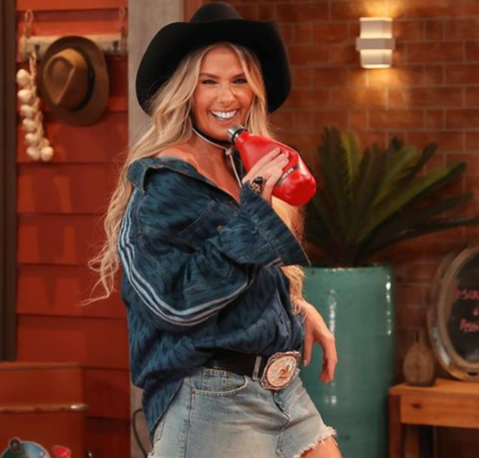 Adriane Galisteu usa <I>look</i> da marca de Beyoncé para a estreia de <I>A Fazenda 13</i>